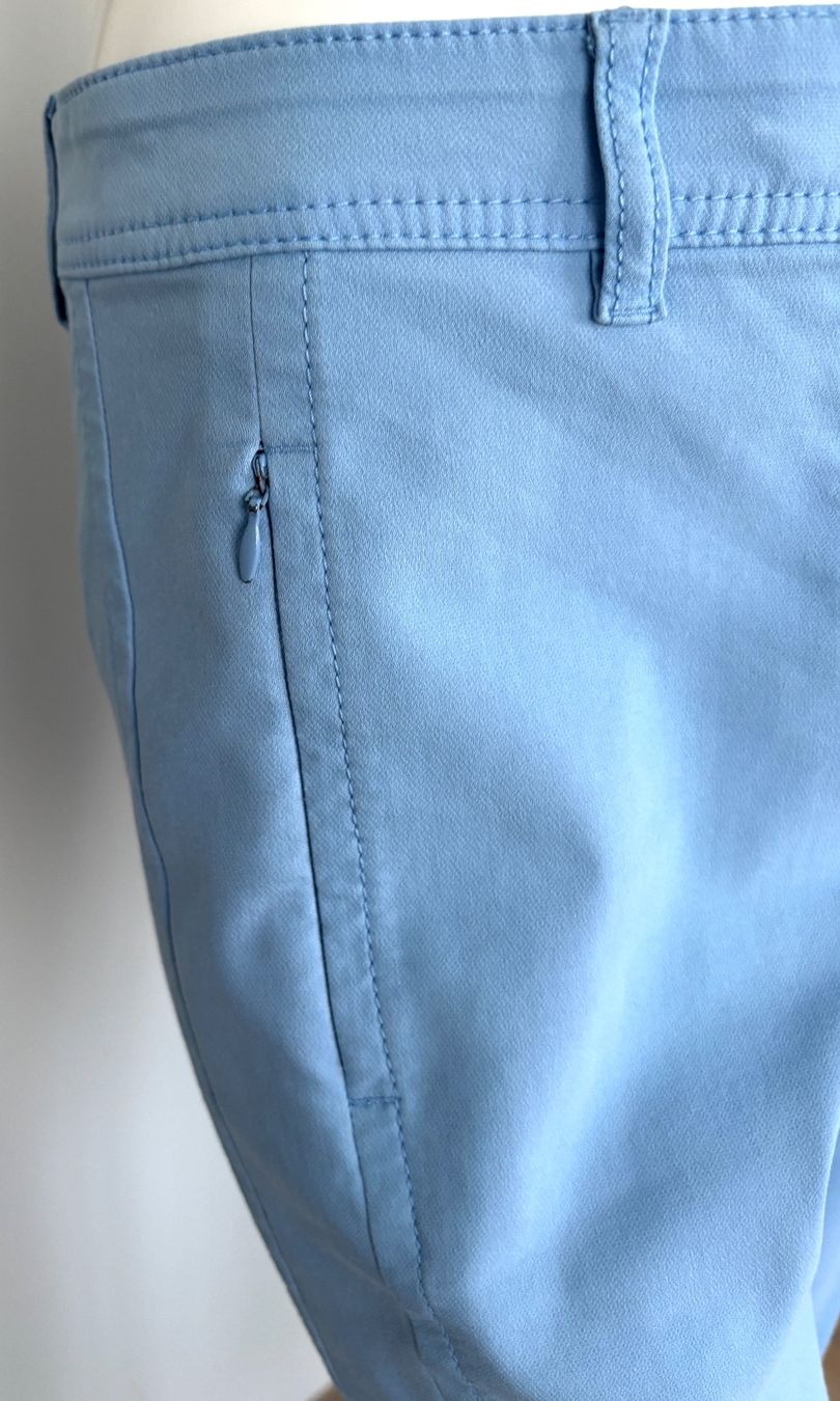 Marc Cain Pantaloni: MARC CAIN Hose, Baumwolle hellblau Logo-Bund - EU 36 – Usato da Bottmingen venduto da Merkur_Basel 1