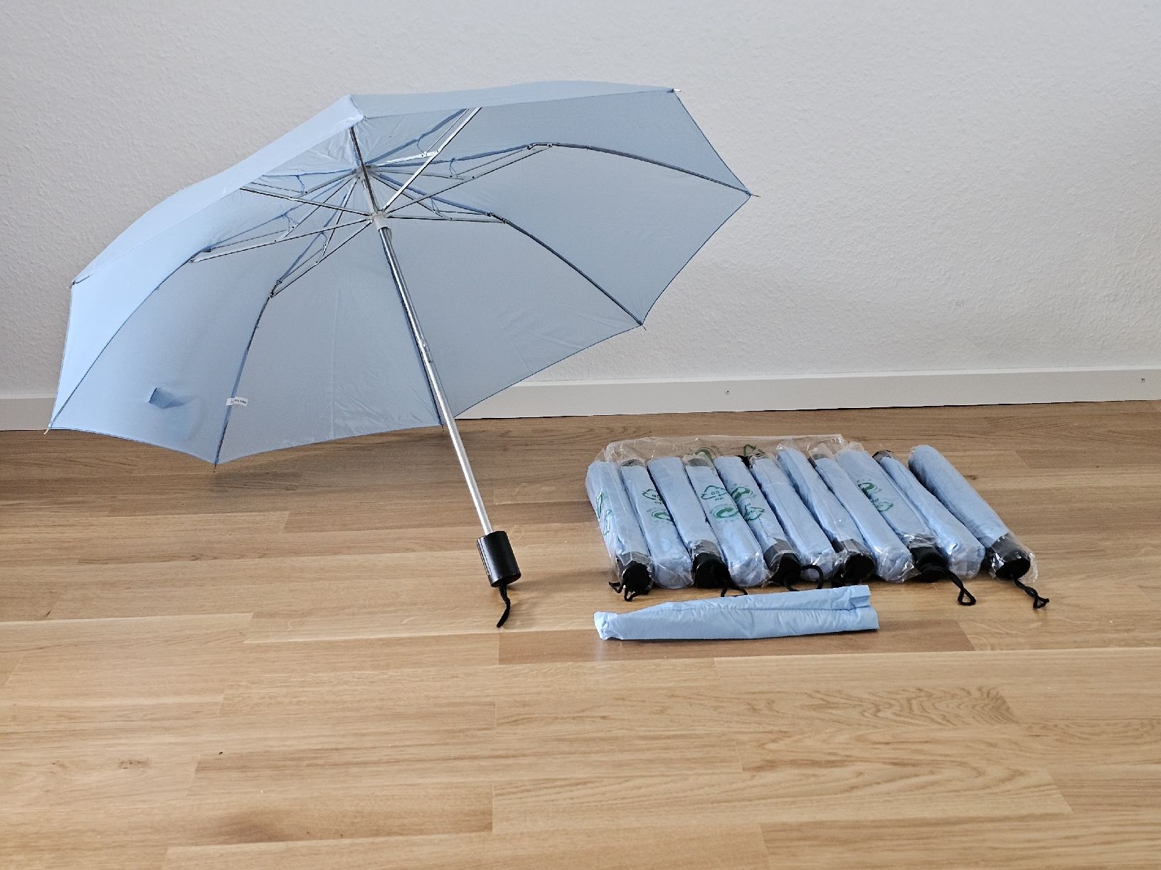 Ombrelli: Ab CHF 1! Eleganter Regenschirm Hellblau NEU – Nuovo e nell'imballaggio originale da Baden venduto da rob_grh6