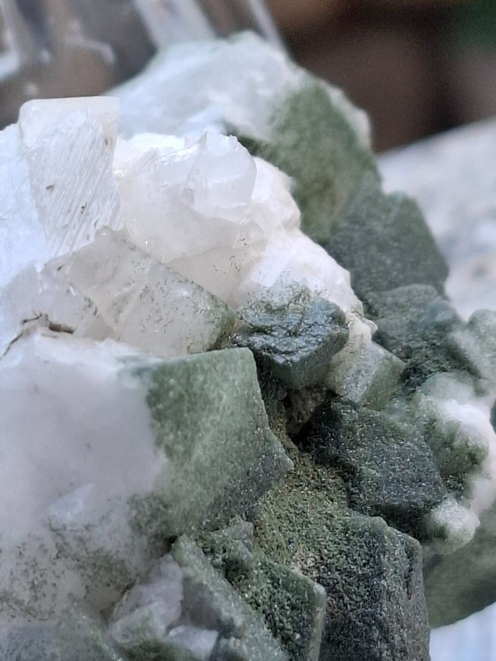 Minerali & Pietre curative: Ein Mineral Adular mit Chlorit – Usato da Zwieselberg venduto da Halifaxmendusli 2
