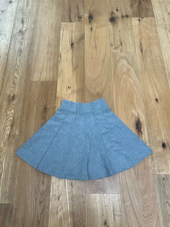 Damen Minirock in Grau mit Faltenoptik guter Zustand