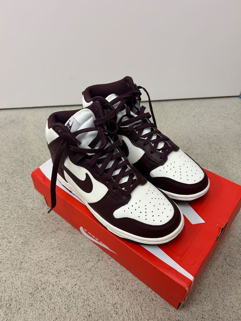 Nike Scarpe da uomo: Nike Dunk High Burgundy Crush – Nuovo e nell'imballaggio originale da St.Gallen venduto da y.vrn1