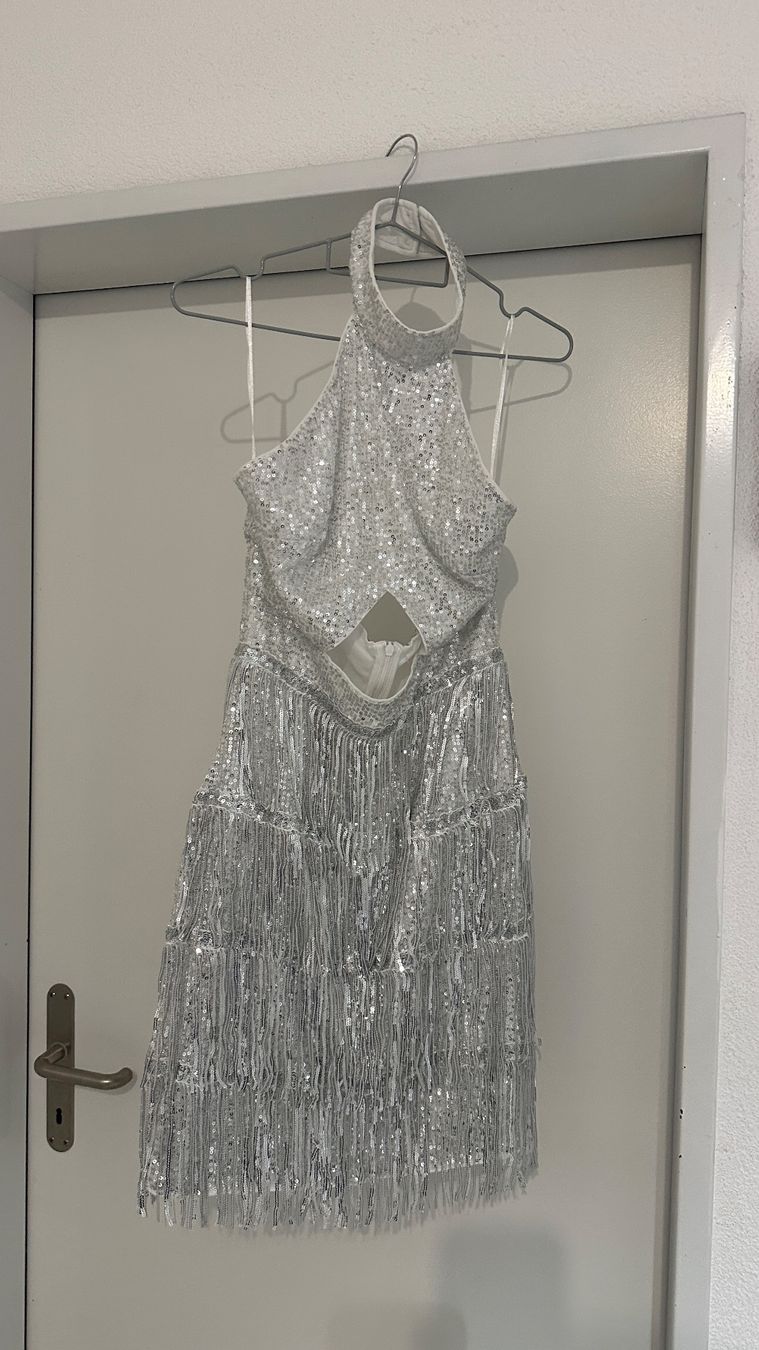 Kleider: Silbriges Kleid – Neu (gemäss Beschreibung) aus Chur von sivik 1