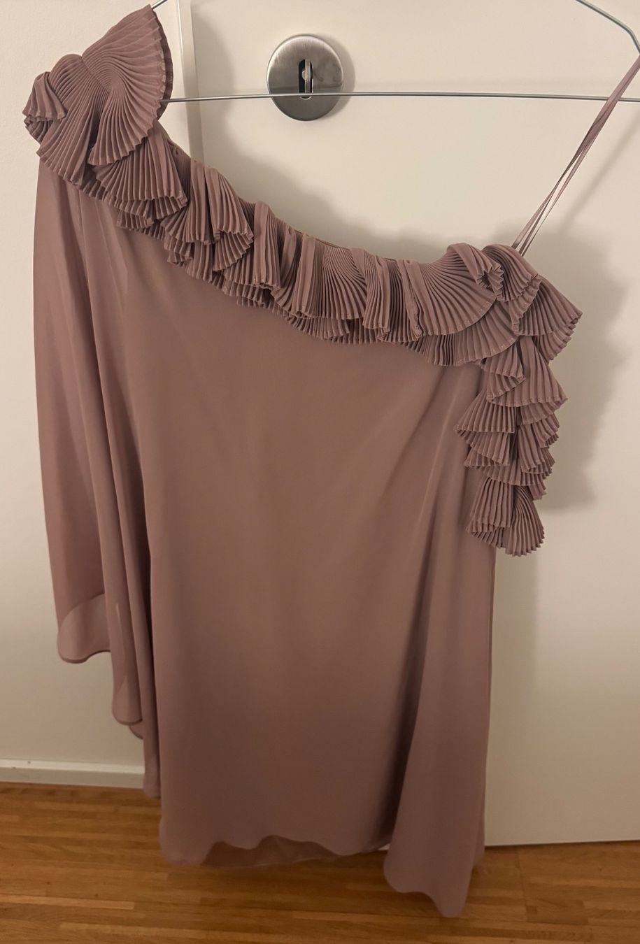 Vestiti: Edles rosa Kleid mit Rüschen – Nuovo (secondo la descrizione) da Binningen venduto da lea_5mf8