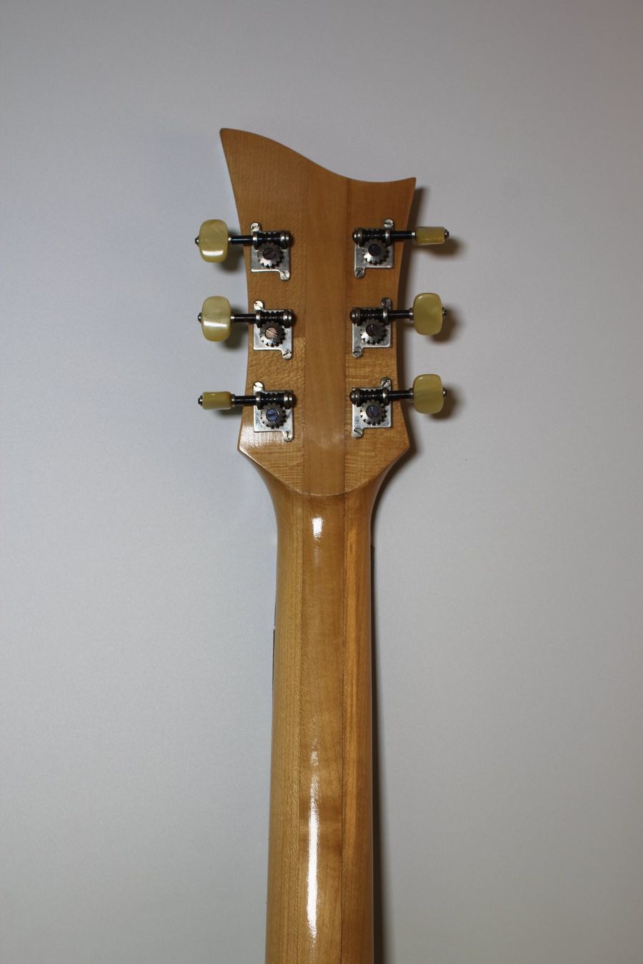 Vintage Strumenti musicali: Seltene Vintage Archtop E-Gitarre mit Koffer – Usato da Basel venduto da IRMAundFRED 4