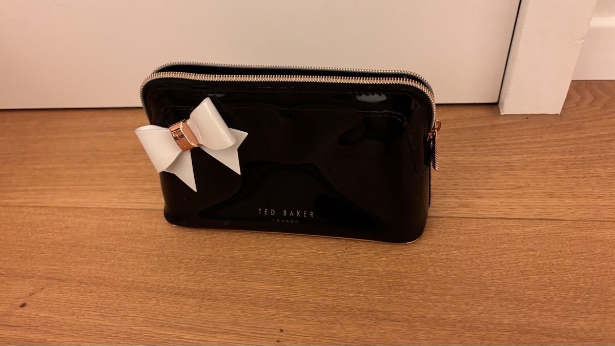Custodie per cosmetici: Ted Baker Kosmetiktasche Lack Optik mit Schleife, Schwar – Usato da Wattwil venduto da take.that