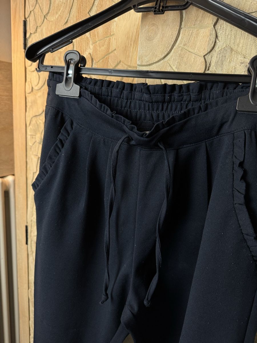 Pantaloni: Schwarze Stoffhose mit Rüschen, Gr. S/M – Usato da Wettingen venduto da JasminL92-4 2