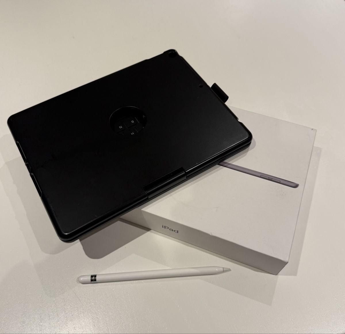Apple Tablet PC: Apple A2602 iPad 9th Gen 64GB + Keyboard + Apple pen – Usato da Territet venduto da fil_5jwk