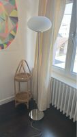 Elegante Stehlampe mit Milchglasschirm - Zeitloses Design