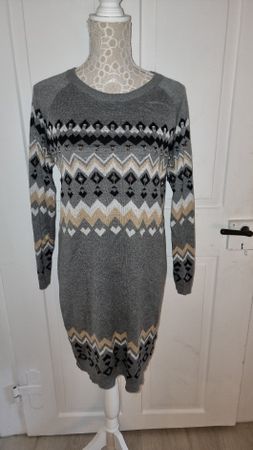 Schickes Winter Strickkleid Gr. S  mit Muster neuwertig