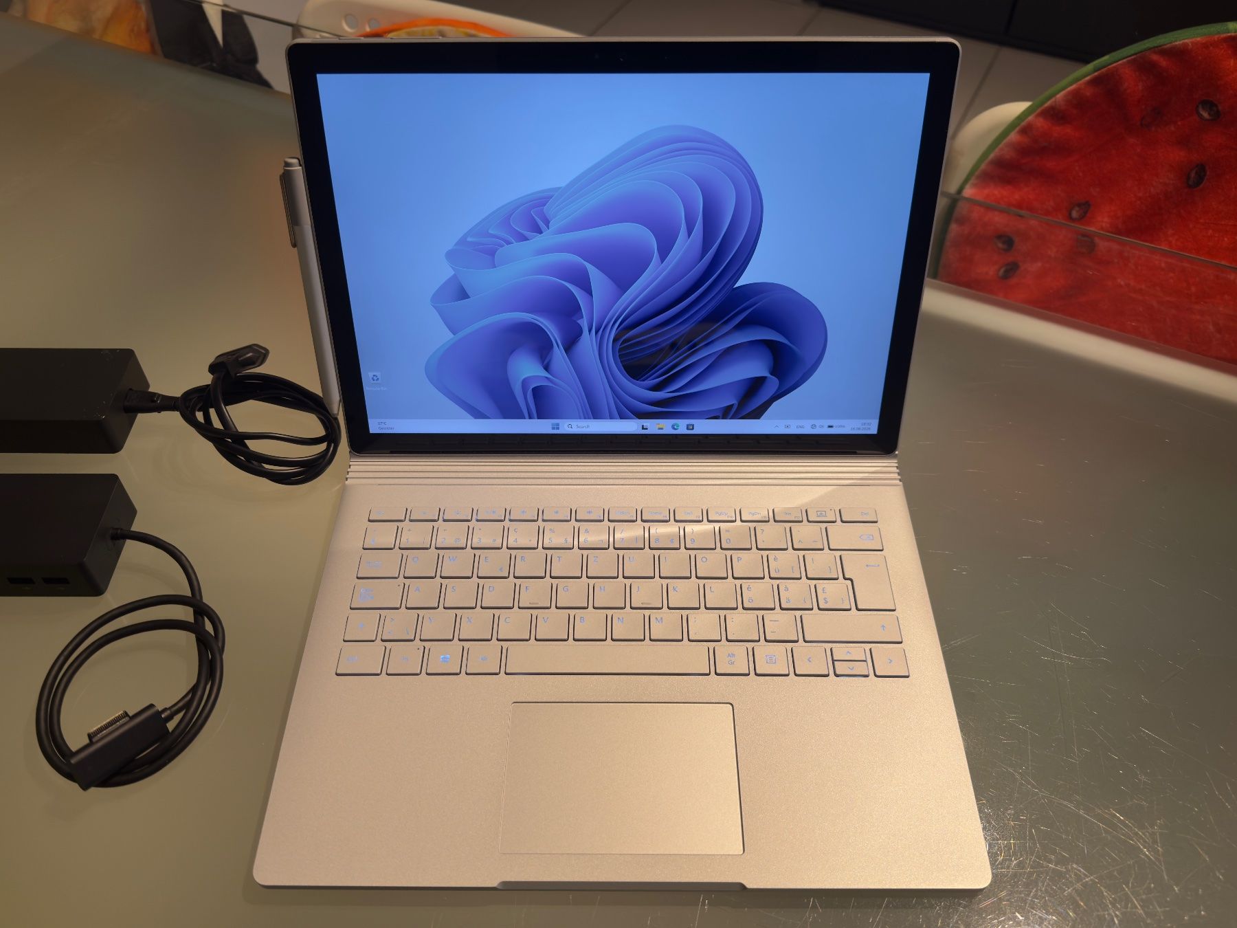 Microsoft Portables: **Microsoft Surface Book, i7, 8GB, 256GB, NVIDIA + Dock** – D'occasion à Cadenazzo par nick995 1