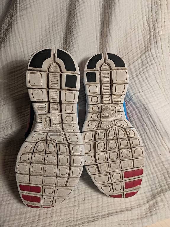 Chaussures femmes: Nike Schuhe Grösse 38.5 – D'occasion à Schwyz par Magdalena86 2