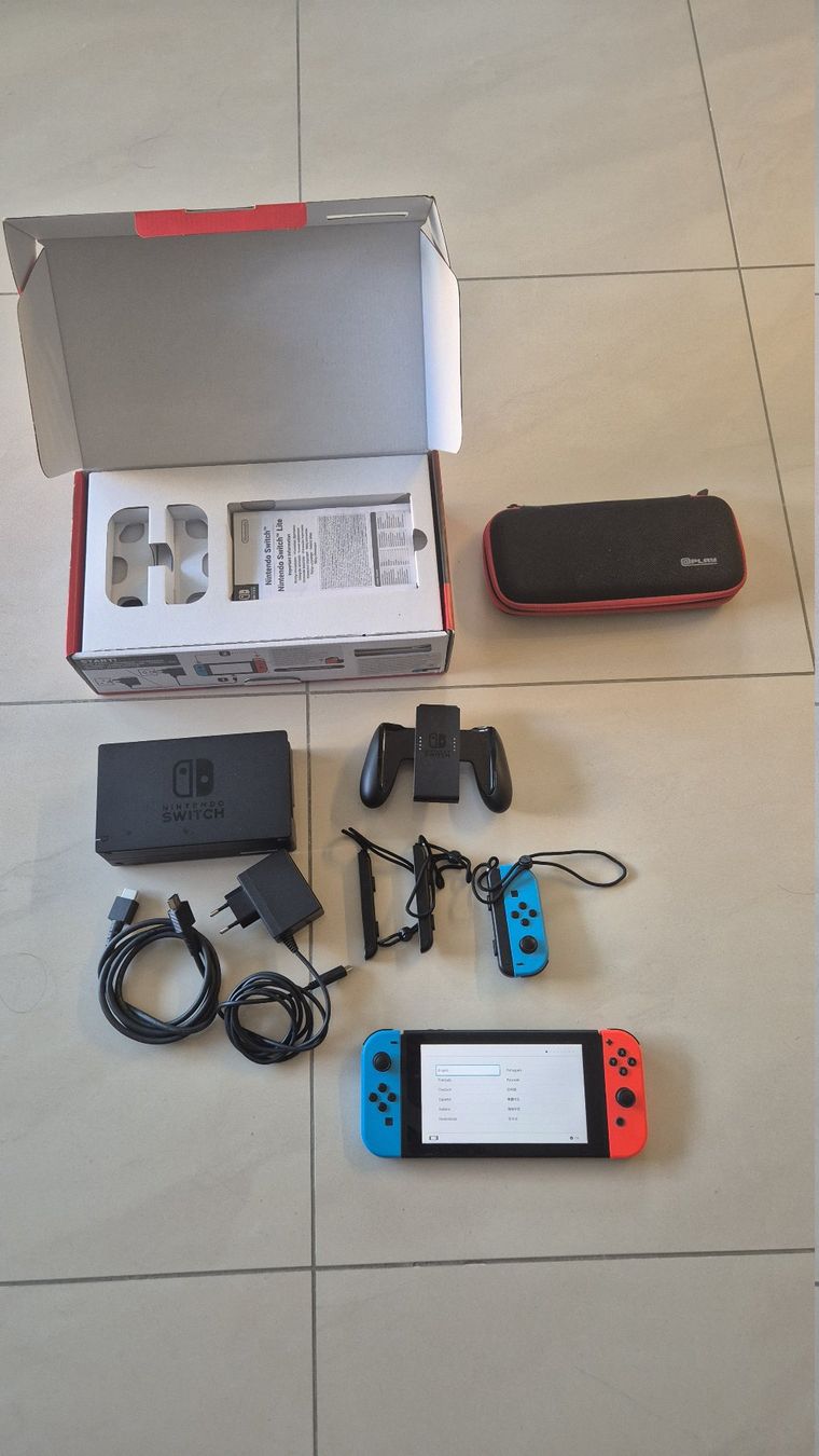 Nintendo Consoles: Nintendo Switch Blau/Rot – D'occasion à Münchenbuchsee par MV_Solutions