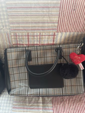Handtasche Karomuster schwarz mit Anhänger guter Zustand