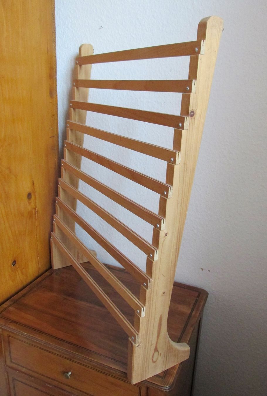 Ladenausstattungen & Messebau: grosser Kartenständer / Kartenhalter aus Holz – Gebraucht aus Winterthur von mat_q5d5 2