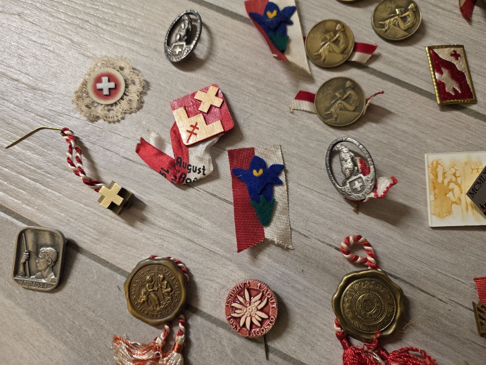 Broches & Aiguilles: 1. August Abzeichen  – D'occasion à Dorf par Echo_Elements 3