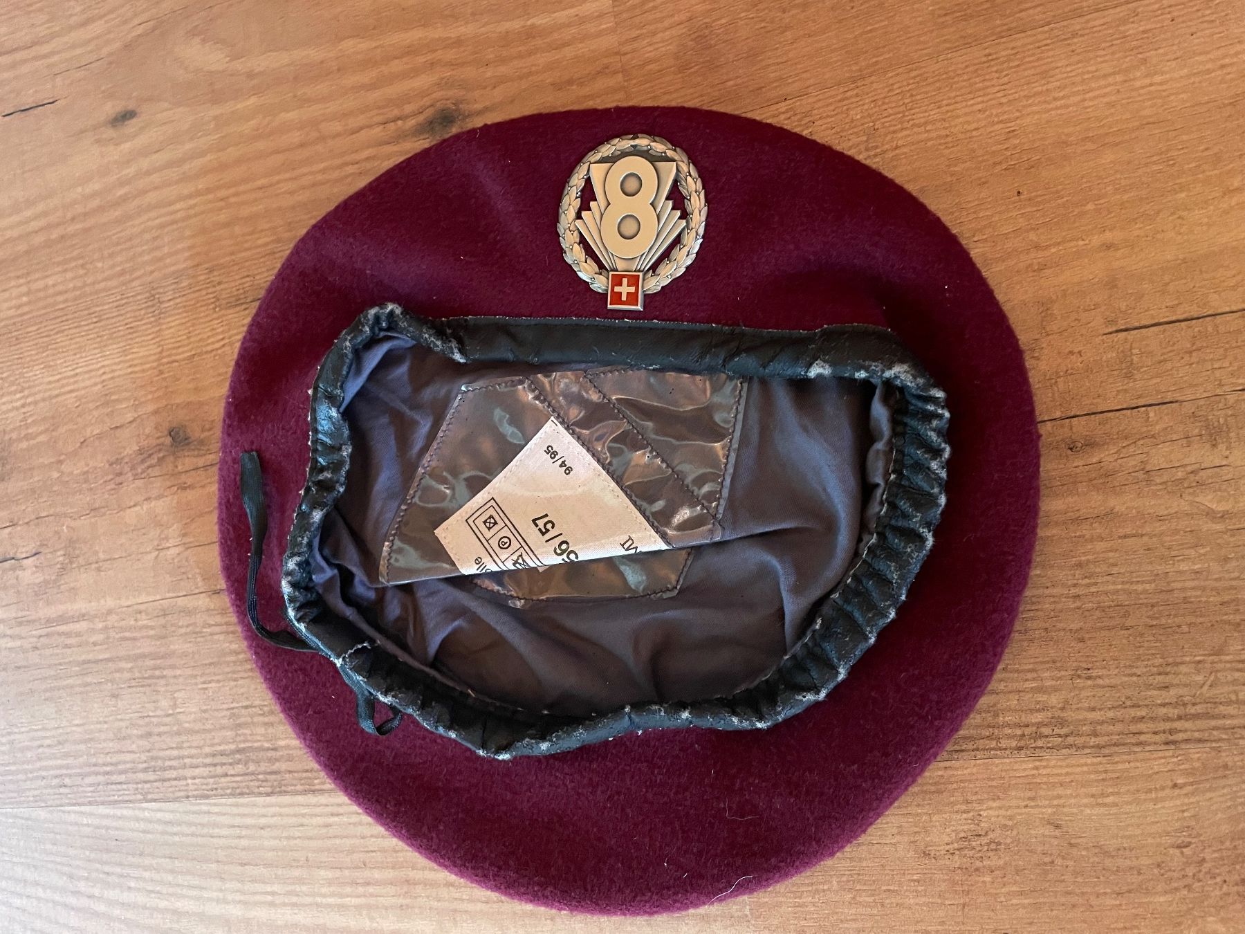 Armée suisse Chapeaux, bonnets & casquettes: Basco militare con emblema armee – D'occasion à Monteggio par Mic1122