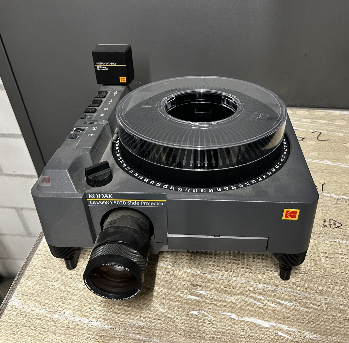Kodak Pellicole: Diaprojektor mit Rundmagazin – Usato da Felben-Wellhausen venduto da Maschinenfabrik_Fe