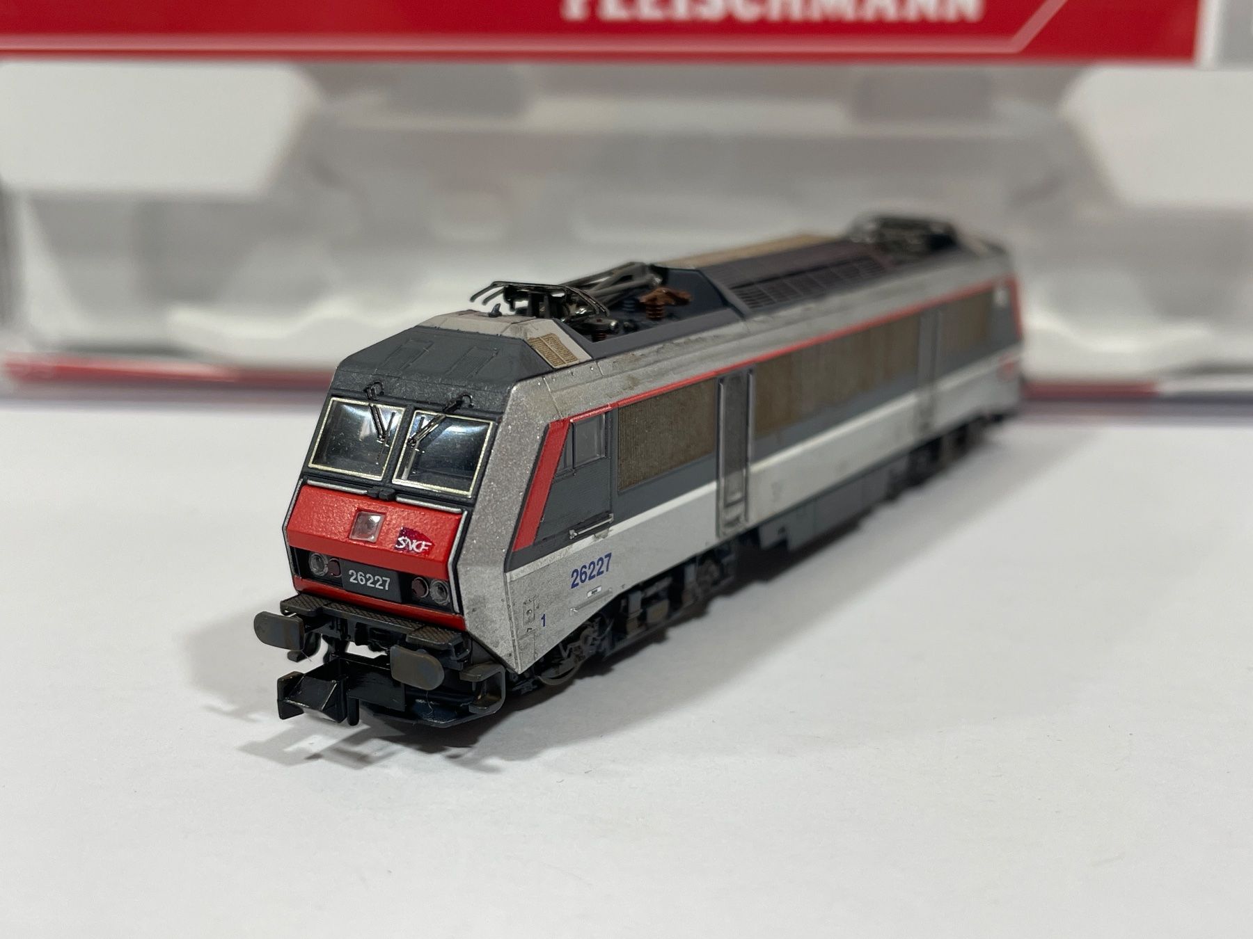 Fleischmann Modellini di ferrovie: Fleischmann 732241 SNCF BB 26227 E-Lok, gealtert, Spur N – Usato da Wilderswil venduto da Modellbahn-Shop-Moll 4