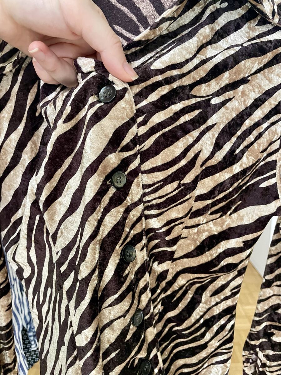 Camicette: Vintage Velours Hemd / Bluse mit Tiger / Zebra Muster – Usato da Zürich venduto da Carlajimena 4