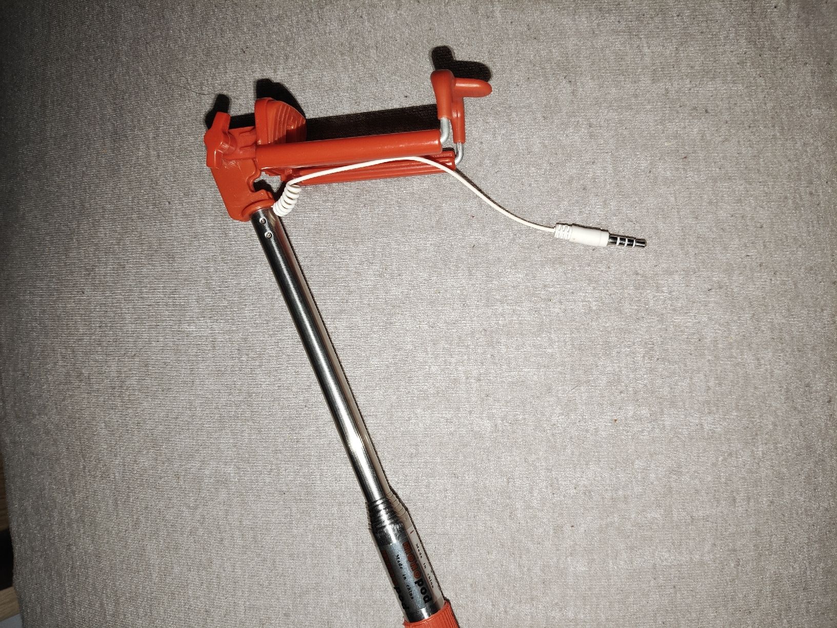 Trépieds & Accessoires: Perche à selfie Monopod rouge avec câble jack  – Neuf (Voir description) à Sion par sar_99sc 1