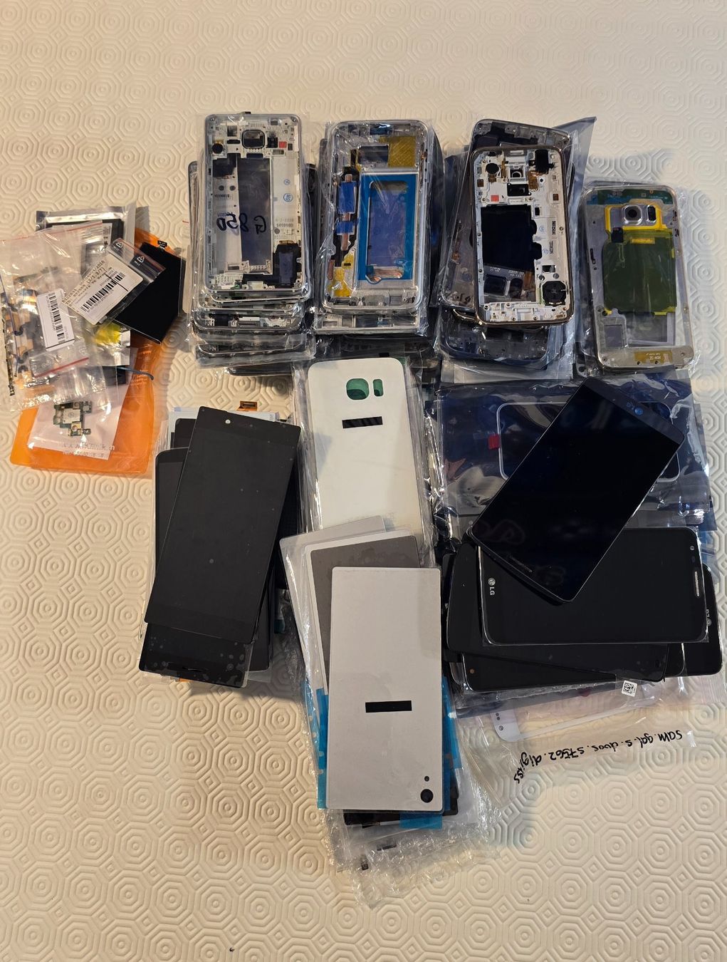 Telefoni cellulari / Smartphones: À vendre LCD, châssis et capots arrière neufs – Usato da Renens VD venduto da MTD2211