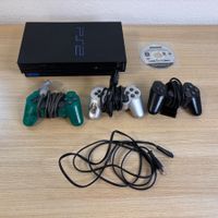 PS2 avec 3 manettes et un jeu (Gran turismo 4).
