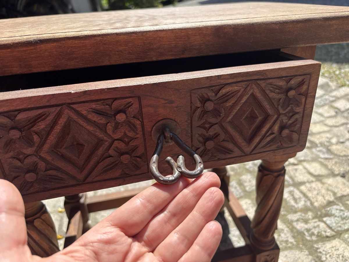Tavoli: Vintage Wooden Side Table with Twisted Legs – Usato da Mettmenstetten venduto da Coucou1512