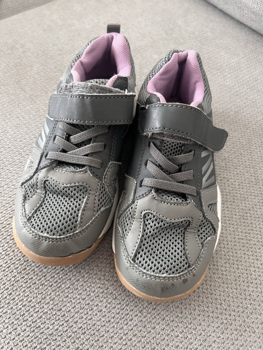 Schuhe für Mädchen: Hallen-/ Turnschuhe Grösse 30 – Gebraucht aus Thun von Siladi