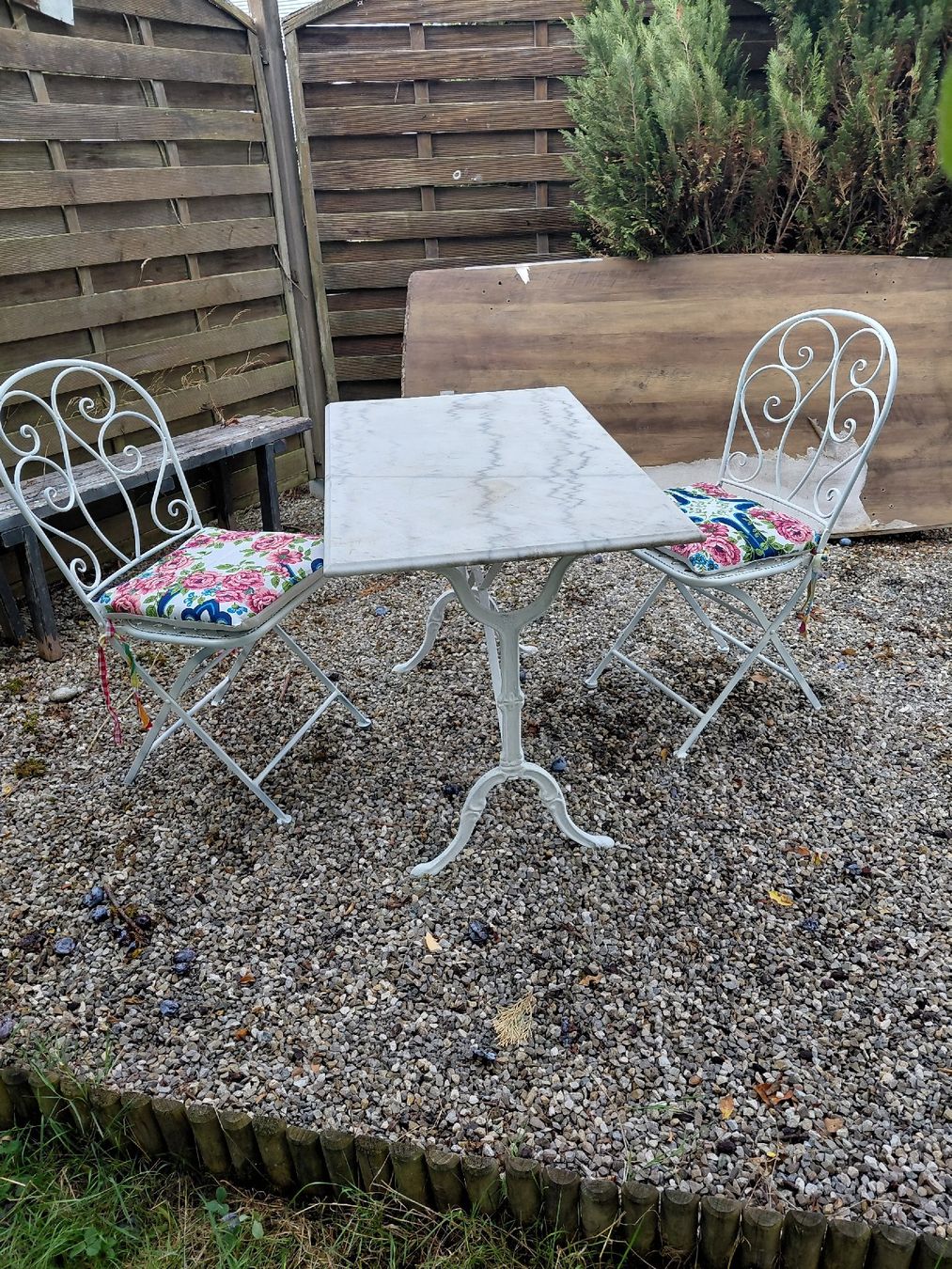 Set di tavolo e panche: Gartentisch marmor mit 2 stühlen – Usato da zuchwil venduto da parson65 1