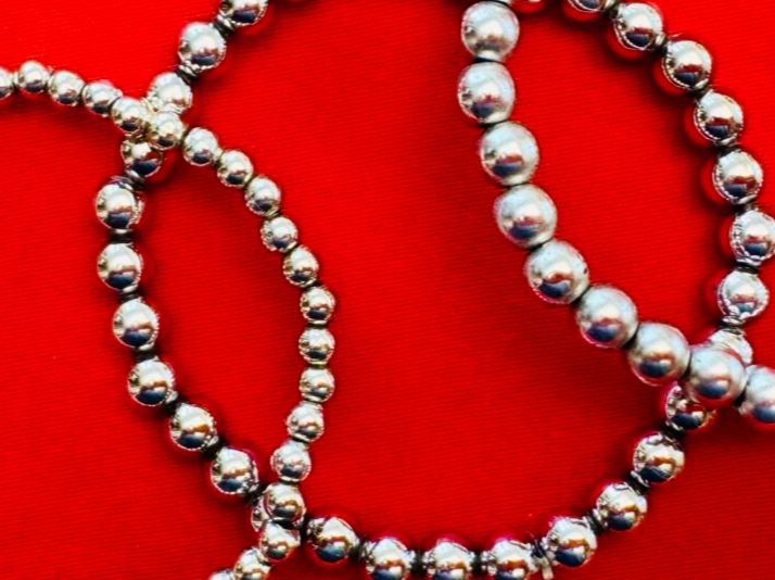 Armbänder & -reifen: 3 ELASTISCHE coole Silberfarbene Armbänder. Armband – Gebraucht aus Uster von Isskra
