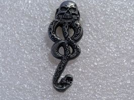 Ansteckpin 269: Totenkopf Schlange