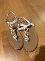 Sandalen Damen weiss mit Kettendetail Grösse 38 getragen