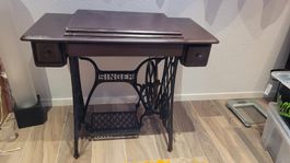 Singer Tretnähmaschine antik mit Tisch – funktioniert
