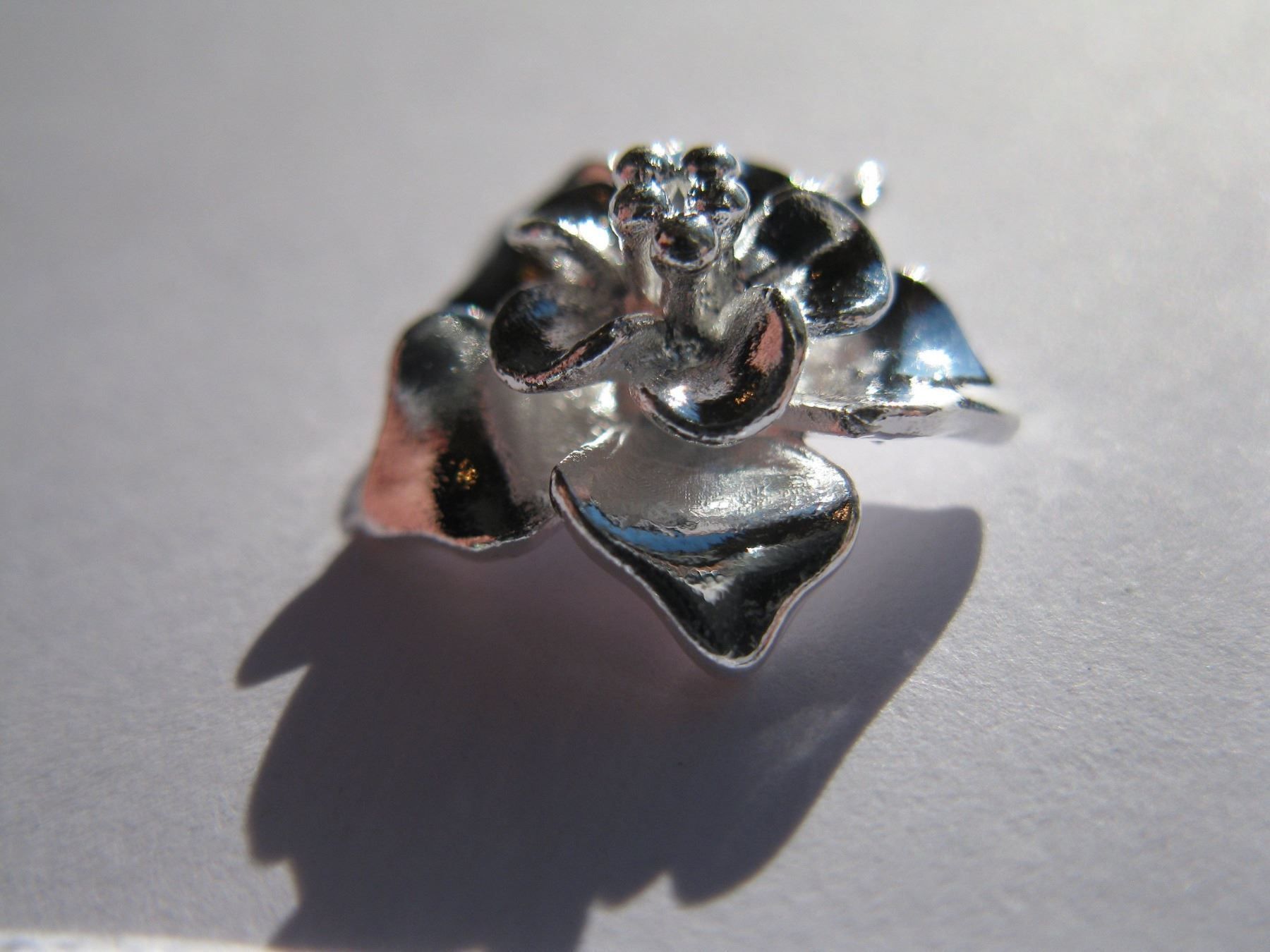 Perle (finte): 2 Anhänger Blume, versilbert 15mm – Nuovo e nell'imballaggio originale da St. Margarethen TG venduto da LuanaKa 2