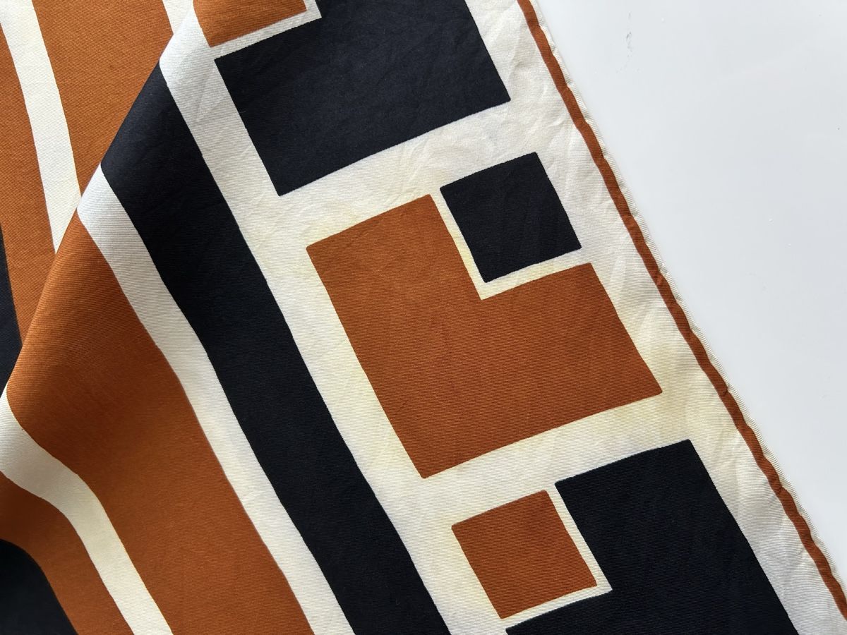 Foulard & Sciarpe: Scarf Geometric Pattern Brown Black White Signature – Nuovo (secondo la descrizione) da Saland venduto da ele_vc96 2