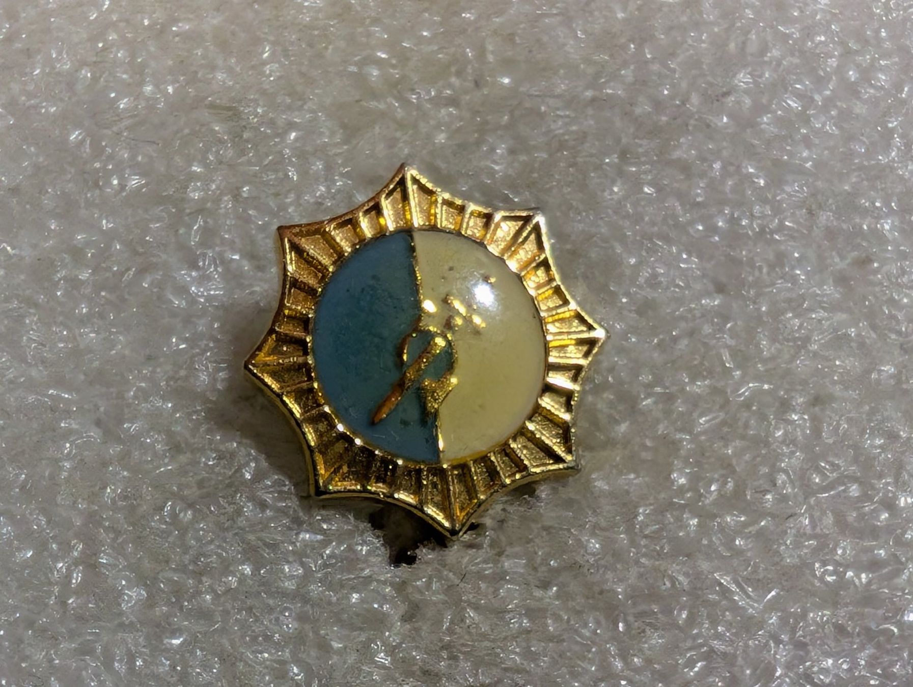 Plaquettes & Badges: Ansteckpin 33: – D'occasion à Oppligen par Pin-Fall-Shop