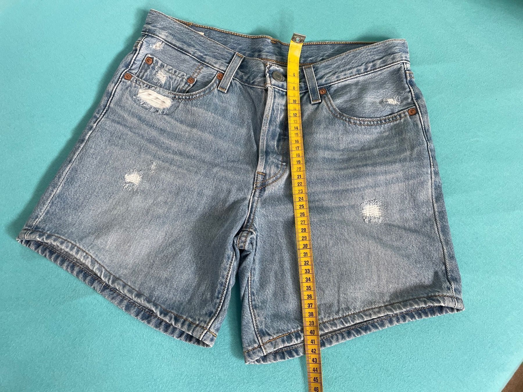 Levi's Pantaloni: Levi's 501 Jeans Shorts – Usato da Basel venduto da Robyn20 8