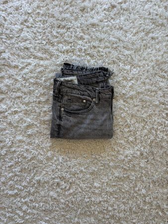 Jean Zara homme gris délavé taille haute coupe droite ourlet