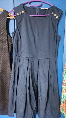 Blaues Kleid mit Faltenrock, Gr. 40