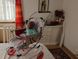 Schöner Retro Puppenwagen 70er Jahre mit Puppe