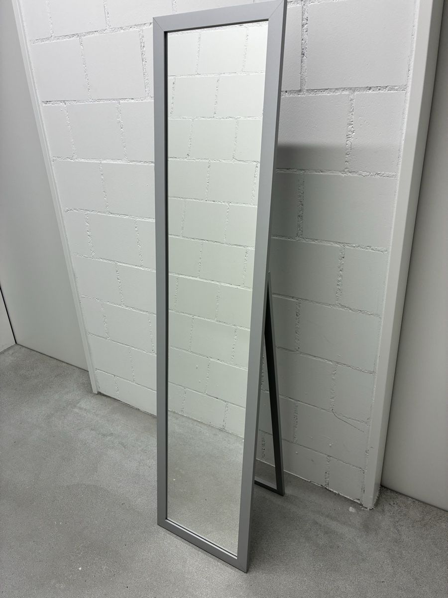 Specchi: Standspiegel grau Metall – Usato da Seengen venduto da FDN8510