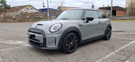 Mini Cooper SE in toller Farbkombination