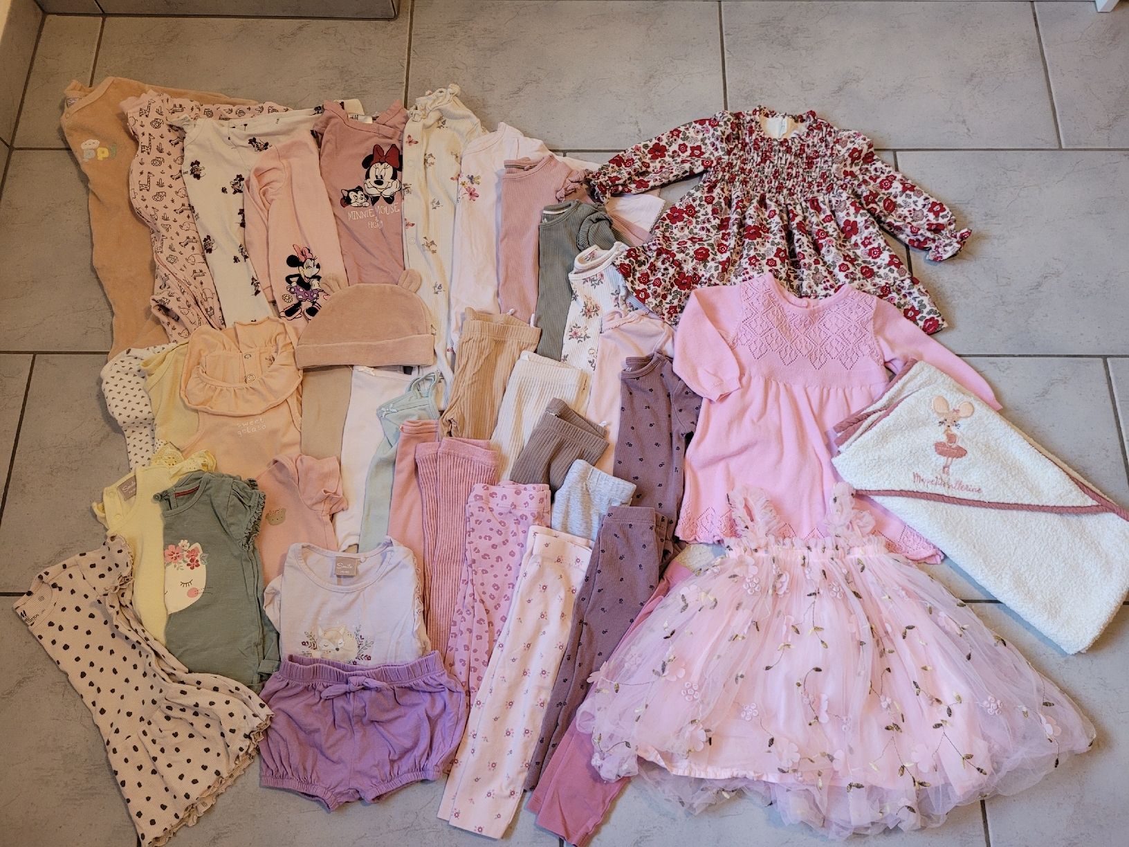 H&M Lotti & Set di vestiti: Babykleidung Mädchen Set Gr. 74 – Usato da Gisikon venduto da Flowerpower92