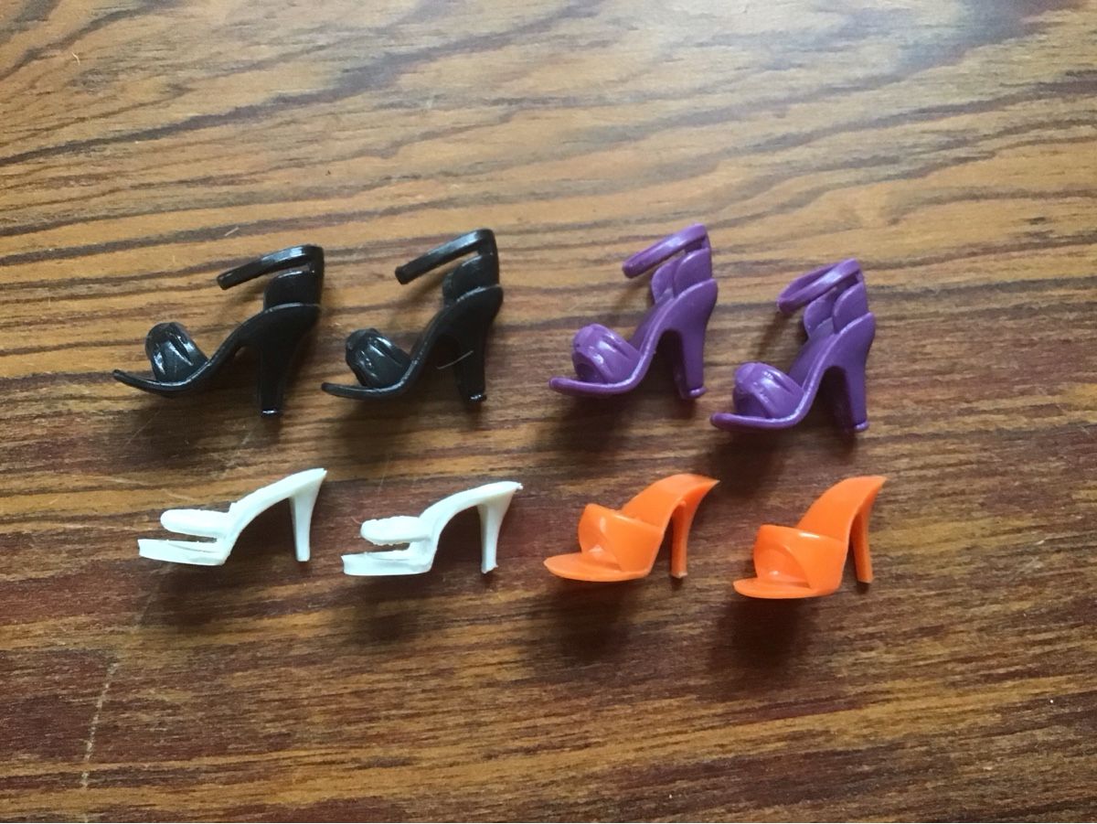 Bambole: 4 Paar Barbie oder ähnliche Schuhe – Usato da Allschwil venduto da rah_8bfj