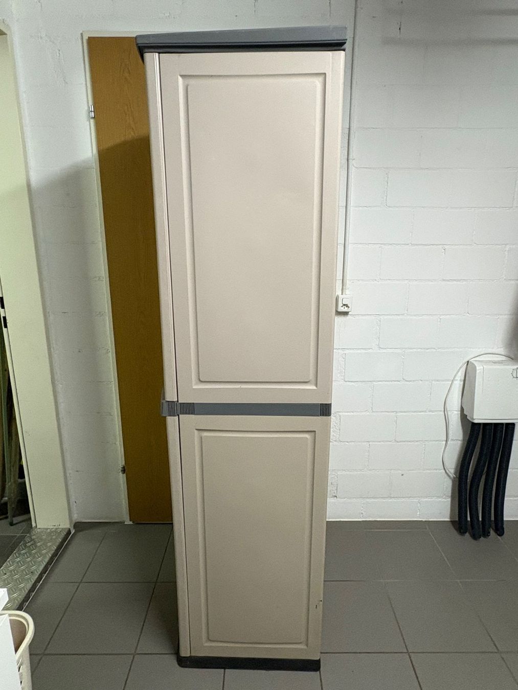 Armoires: Geräteschrank Kunststoff beige/grau gebraucht – D'occasion à Oberrohrdorf par rododay 3