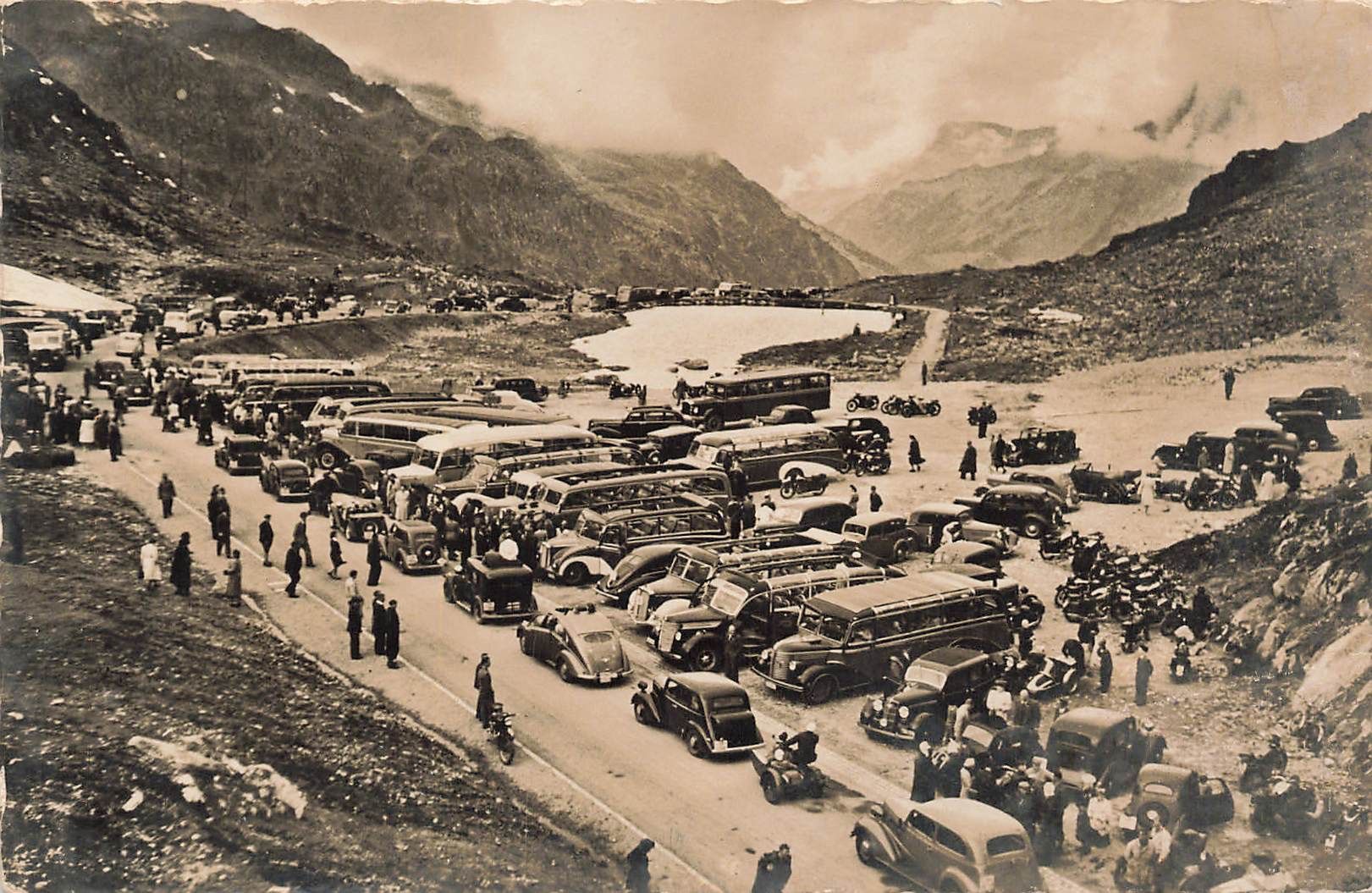 Cartes postales: Gadmen BE Sustenpass Parkplatz mit Autos Postautos Oldtimer – D'occasion à Biasca par Blenio71