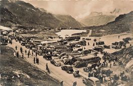 Gadmen BE Sustenpass Parkplatz mit Autos Postautos Oldtimer
