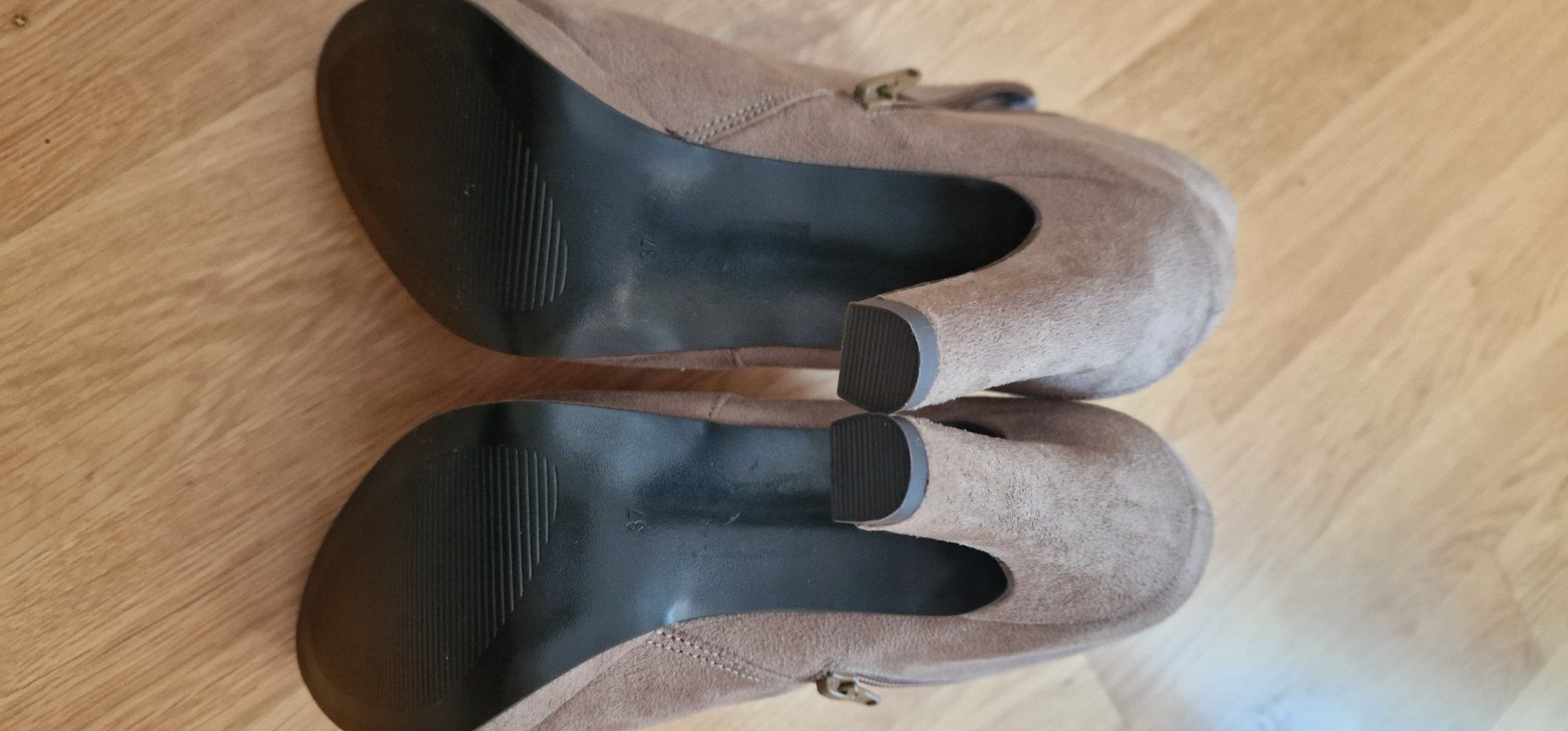 Scarpe da donna: About You Stiefeletten, Wildleder Optik, Gr. 37 – Usato da Riehen venduto da gagi087 2