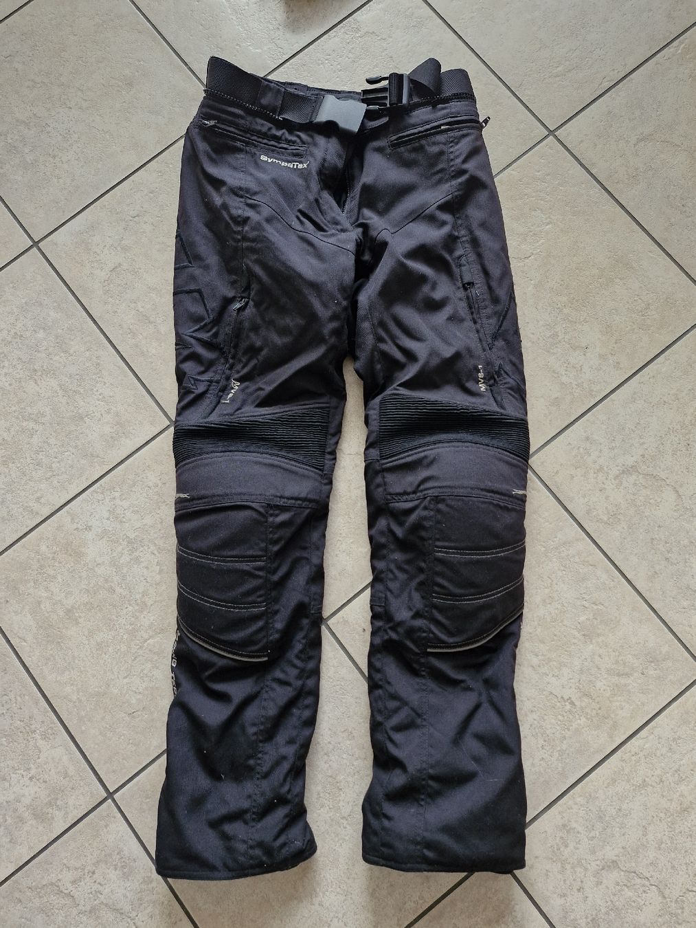 FLM Lotti di vestiti: Töffbekleidung Damen komplett – Usato da Disentis/Mustér venduto da epa_862v 5