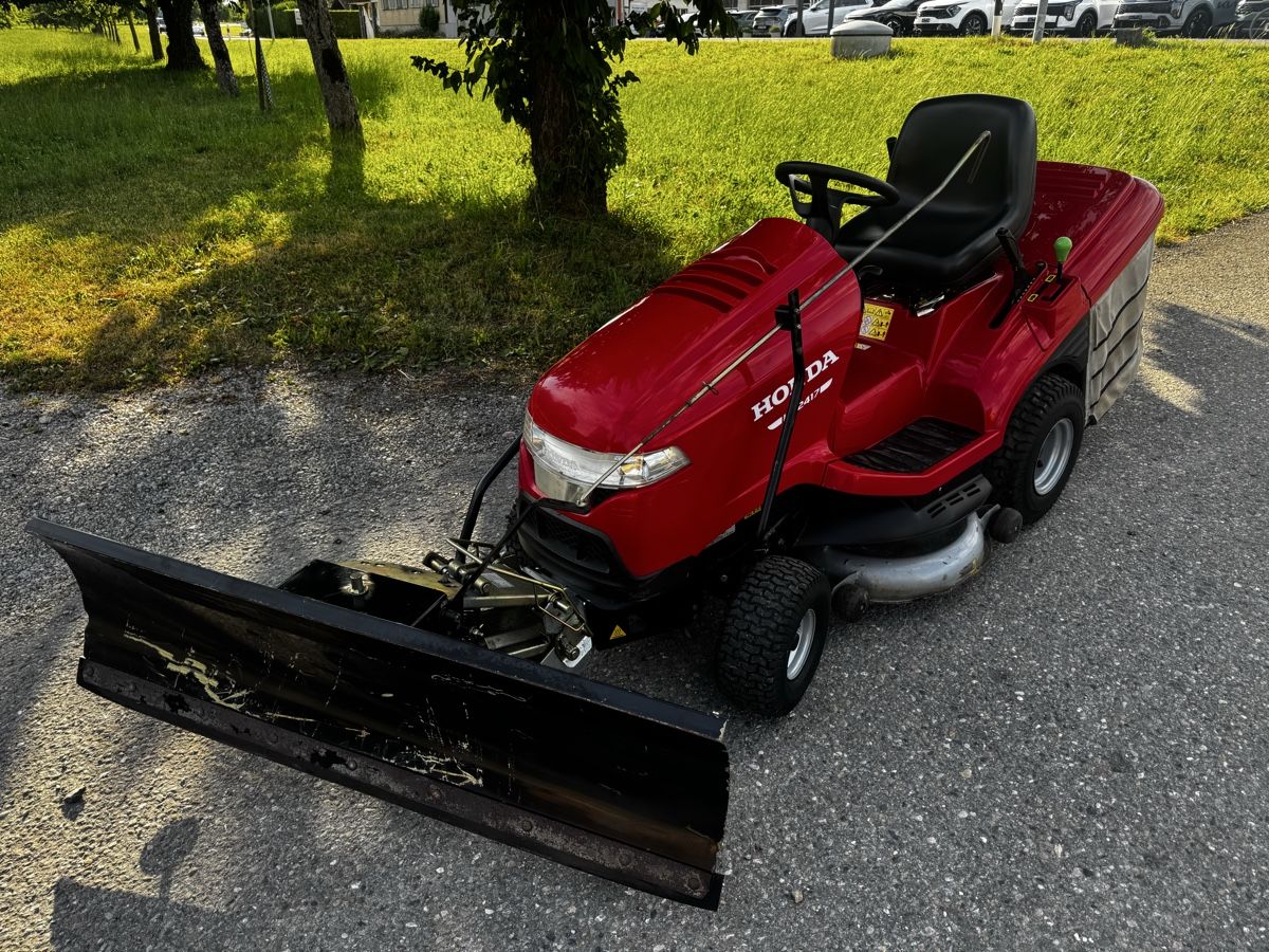 Honda Tagliaerba: Rasentraktor Honda 2417 mit Schneepflug – Usato da Niederuzwil venduto da Michael1990_ 2